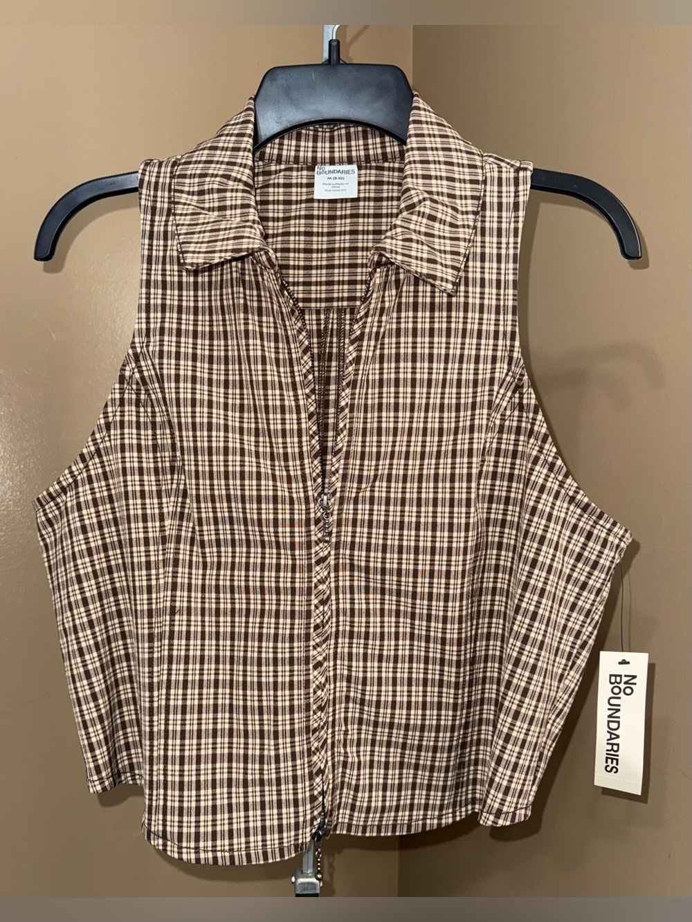 NWT NO BOUNDARIES Plaid Zip-up Best top. Size Medium (8-10).